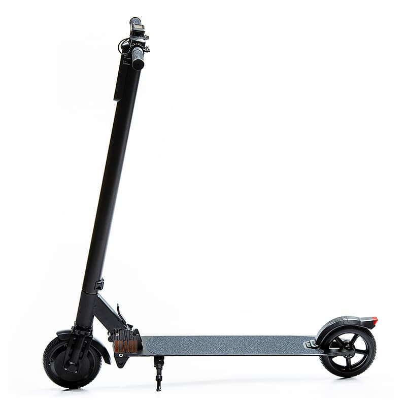 черный электросамокат на белом фоне